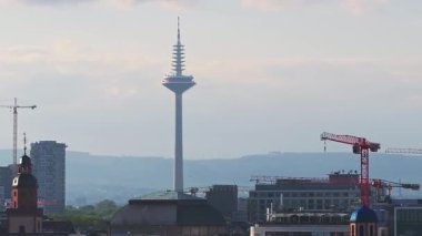 Frankfurt, Almanya 'nın hava manzarası, Europaturm, modern ve tarihi mimari, inşaat vinçleri ve parçalı bulutlu gökyüzü.