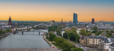Frankfurt, Almanya 'da gün batımında Eiserner Steg köprüsü, Frankfurt Katedrali, ECB kulesi ve yemyeşil yemyeşil.