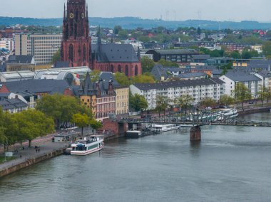 Frankfurt, Almanya 'nın havadan görünüşü, Gotik Frankfurt Katedrali, ana nehir rıhtımlı tekneler, Eiserner Steg ve karışık mimari.