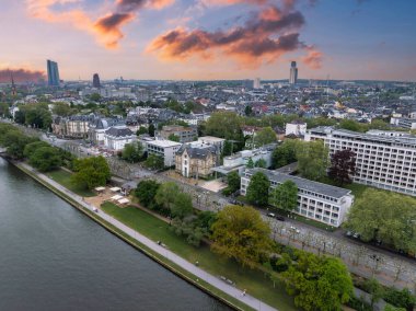 Gün batımında Frankfurt, Almanya 'nın hava manzarası. Ana nehir, Avrupa Merkez Bankası kulesiyle birlikte ön planda akar..