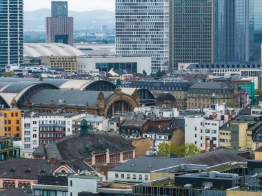 Frankfurt Merkez İstasyonu, modern gökdelenler, tarihi binalar ve uzak tepelerin yer aldığı Frankfurt, Almanya 'nın ayrıntılı hava manzarası.