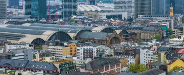 Frankfurt, Almanya 'nın hava manzarası, Frankfurt Merkez İstasyonu, modern gökdelenler, geleneksel binalar ve arka planda inşaat vinçleri.