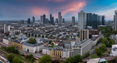 Frankfurt, Almanya 'nın hava manzarasında Commerzbank Tower, Main Tower ve Hauptbahnhof yer almaktadır. Günbatımı renkleri mimarinin karışımını vurgular.