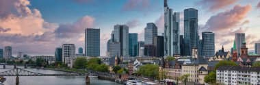 Frankfurt, Almanya 'nın hava manzarasında Commerzbank Kulesi, Main River, Eiserner Steg Köprüsü ve tarihi mimari gibi modern gökdelenler yer alıyor..