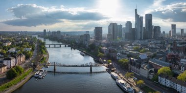 Frankfurt, Almanya 'nın ana nehir, Commerzbank Kulesi, Frankfurt Katedrali, Eiserner Steg ve nehir kıyıları boyunca uzanan yeşillik manzarası.