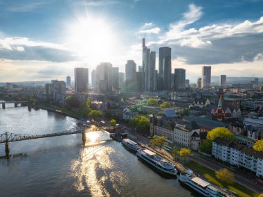 Frankfurt, Almanya 'nın havadan görünüşü, Commerzbank Kulesi, Main Nehri, Eiserner Steg ve sıcak günbatımı ışıklandırması ile gökyüzünü gösteriyor..
