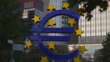 Frankfurt, Almanya 'daki Avrupa heykeli, sarı yıldızları, modern gökdelenleri ve sokak tabelaları kademeli olarak hareket halinde ele geçirildi..