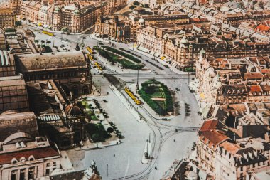 Frankfurt, Almanya 'da tarihi bir meydanın havadan görünüşü, Avrupa mimarisi, sarı tramvaylar, yeşil alanlar ve kesişen yollar yer alıyor..