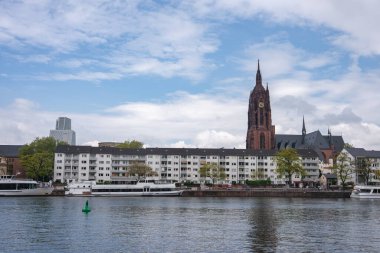 Frankfurt, Almanya manzarası, Gotik tarzı Frankfurt Katedrali, demirlemiş tekneleri olan ana nehir ve arka planda modern yüksek binalar.