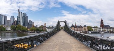 Eiserner Steg, Frankfurt, Almanya 'daki Main River' ı gökdelenler ve Frankfurt Katedrali ile kaplar..