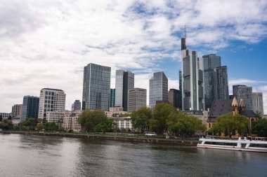 Frankfurt, Almanya 'nın ufuk çizgisi modern gökdelenler, tarihi mimari, Commerzbank Kulesi, Main River ve yemyeşil ağaçlara sahiptir..