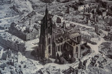 Frankfurt Katedrali 'nin Gotik kulesi yıkıntılarla çevrili ve şehrin savaş zamanındaki büyük hasarı vurguluyor..