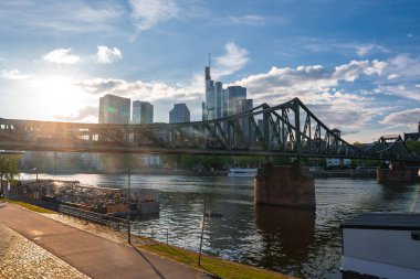 Frankfurt gökdelenleri Commerzbank Tower, Eiserner Steg köprüsü ve nehir kenarında canlı bir gezinti güvertesine sahiptir..