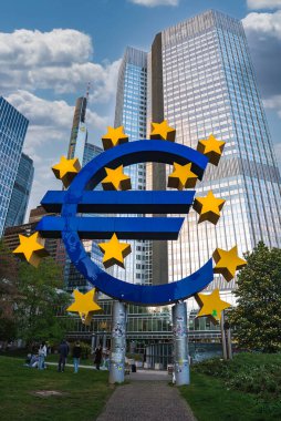 Frankfurt, Almanya 'daki Euro heykeli, Avrupa Merkez Bankası da dahil olmak üzere modern gökdelenlerin önünde duruyor..