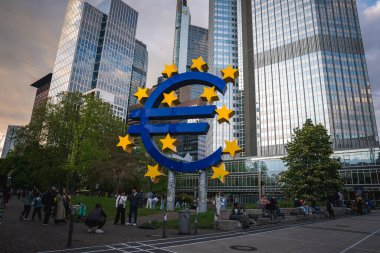 Frankfurt, Almanya 'daki Avrupa heykeli, arka planda modern gökdelenler ve Avrupa Merkez Bankası binasıyla çevrili sarı yıldızlarla çevrili..