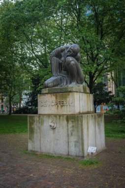 Frankfurt, Almanya 'da ağaçlar ve modern binalarla çevrili bir parkta 