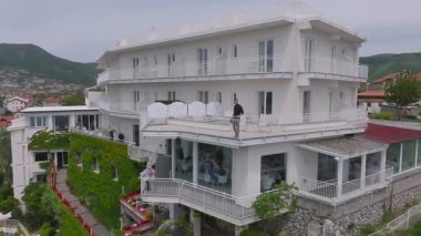 Uçurumunda terasları olan Amalfi Sahili 'ne bakan beyaz bir otelin kademeli hava temizliği. Deniz manzarası, dağlar, yeşillik ve açık gökyüzü içerir.