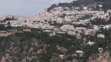 İtalya, Capri 'nin yavaş hava manzarası dramatik uçurumlar, pastel renkli binalar ve Akdeniz' de yemyeşil alanlar gösteriyor..