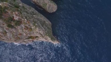 Capri 'nin engebeli uçurumlarının havadan görünüşü, bitki örtüsü ile kayalık çıkıntılar, ve derin mavi Akdeniz suları, pürüzsüz bir hareketle yakalandı..