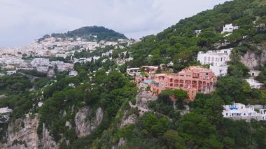 İtalya 'nın Capri kentinin havadan görünüşü kayalıkları, Akdeniz sularını, beyazlatılmış kasabaları, yemyeşil alanları ve pürüzsüz hareket eden sisli dağları gösteriyor..