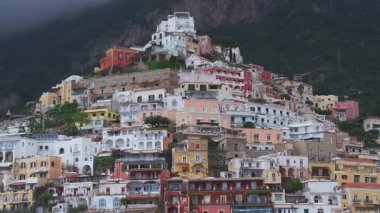 Amalfi Sahili 'ndeki Positano' nun havadan görünüşü sarp kayalıklardaki renkli binalar ve engebeli dağları gözler önüne seriyor..