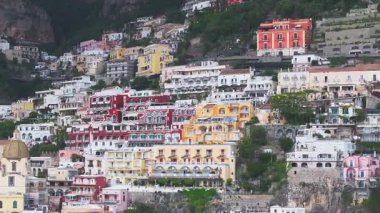 Positano 'nun İtalya' nın Amalfi Sahili 'ndeki hava manzarası renkli tepe binaları, kubbe şeklinde bir kilise ve hareketli doğal kayalıklar..