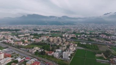 Puslu arka planda Vesuvius Dağı olan Pompeii 'nin hava manzarası. Video şehir ve kırsal araziler, yollar ve demiryolları üzerinde tepiniyor.