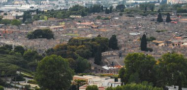 İtalya 'daki Pompei' nin antik harabelerinin havadan görünüşü, amfitiyatro, şehir düzeni, yoğun yeşillik ve uzak kentsel alanlara ev sahipliği yapıyor..