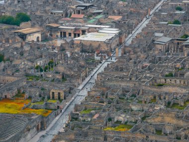 İtalya 'daki Pompei harabelerinin hava görüntüleri, Roma döneminin yerleşim yerlerinde taş sokakları, evler, kamu binaları, avlular ve yeşillikleri gösteriyor..