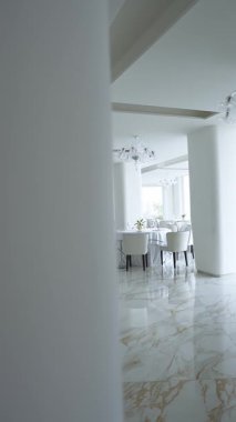 Amalfi Sahili 'nin iç kısımlarında mermer döşemeler, çiçek süslemeleri, cam avizeler ve kıyı şeridi manzarası olan zarif bir otel var..