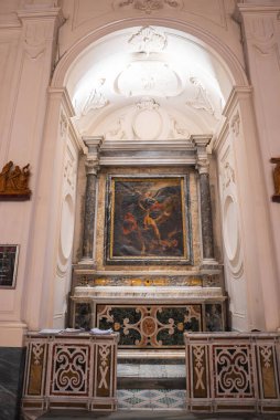 Mermer sütunları, merkezi dini bir tablosu ve İtalya 'nın Amalfi kentindeki tarihi bir kilisede desenli döşemeleri olan karmaşık bir şekilde tasarlanmış bir sunak..