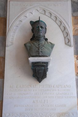 Kardinal Pietro Capuano 'nun bronz büstü beyaz mermer bir plakette süslü kemer tasarımı, İtalya' nın Amalfi kentindeki alternatif taş bloklara karşı..