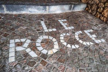 Beyaz fayanslı 'LE ROCCE' içeren kaldırım taşı yolu, taş bir duvar ve basamakla çevrili, İtalya, Amalfi 'de kırsal işçilik sergiliyor..