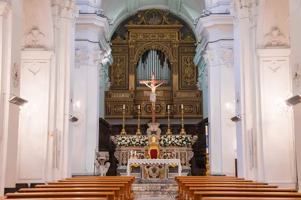 Entrika ile tasarlanmış sunak, haç, çiçek dekoru, altın organ, beyaz duvarlar, kemerli tavanlar ve bir Capri kilisesinde ahşap sıralar..
