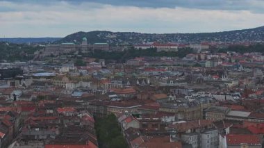 Budapeşte, Macaristan 'da yavaş tepelerde Aziz Stephen Bazilikası, Gellert Tepesi, Özgürlük Heykeli, Elisabeth Köprüsü ve kırmızı çatılı binalar sergileniyor..