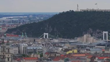 Budapeşte 'nin Elisabeth Köprüsü' nü, Tuna 'nın üzerindeki Gellert Tepesi' ni, Citadella ve Özgürlük Heykeli 'ni ve aşağıdaki şehir manzarasını gösteren hava görüntüsü..