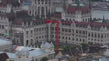 Budapeşte 'nin hava manzarası Balıkçı Kalesi' ni, yemyeşil alanları ve Parlamento binasını pürüzsüz bir kamera hareketiyle aydınlatıyor..