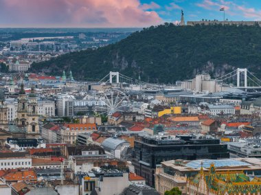 Budapeşte, Macaristan 'ın hava manzarası, Elisabeth Köprüsü, Gellert Tepesi Özgürlük Heykeli, St. Stephen Bazilikası ve gün batımında dönme dolap sergileniyor..