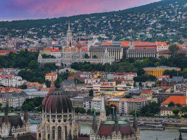 Macar Parlamento Binası, Balıkçı Kalesi, Matthias Kilisesi, Tuna Nehri ve kayan tepelerin yer aldığı Budapeşte, Macaristan 'ın hava manzarası.