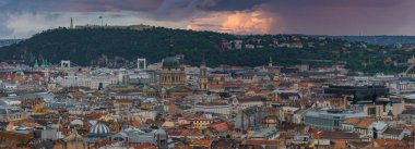 Budapeşte, Macaristan 'ın hava manzarası, St. Stephen Bazilikası, Citadella ile Gellert Tepesi, Özgürlük Heykeli ve dramatik bir günbatımı gökyüzü.
