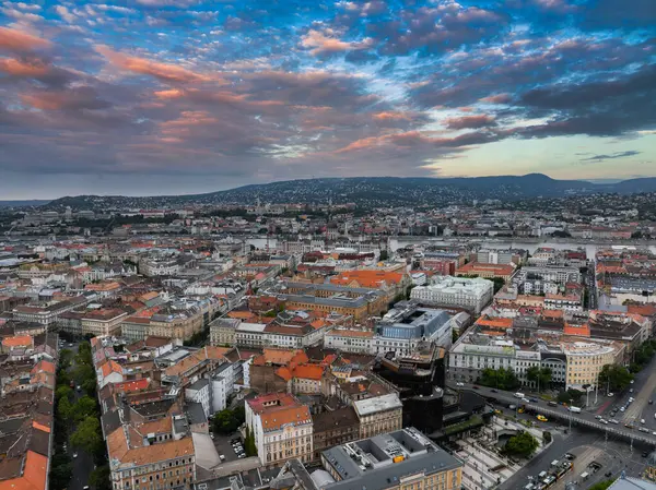Tuna Nehri, tarihi ve modern mimari, Buda Tepeleri ve dramatik bir günbatımı gökyüzünün yer aldığı Budapeşte, Macaristan 'ın hava manzarası.