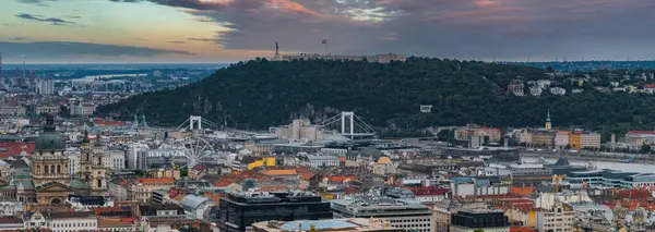 Budapeşte, Macaristan, Buda Kalesi Tepesi, Özgürlük Heykeli, Elisabeth Köprüsü, St. Stephen Bazilikası ve Tuna Nehri 'nin günbatımında yer aldığı hava manzarası.