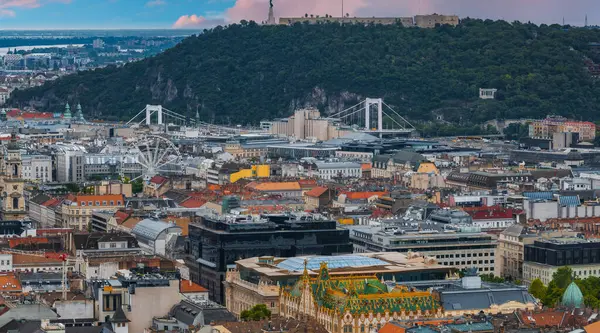 Budapeşte, Macaristan 'ın havadan görünüşü, Gellert Tepesi ile Citadella, Tuna üzerindeki Elisabeth Köprüsü ve tarihi ve modern mimarinin bir karışımı..