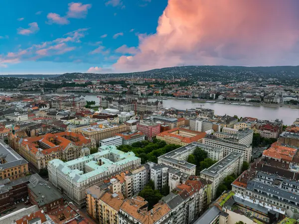 Macaristan 'ın Budapeşte manzarası, Tuna Nehri, Macar Parlamentosu Binası, tarihi çatılar, yeşil alanlar ve Buda Tepeleri yer alıyor..