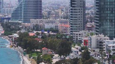 Kıbrıs 'ın Limasol kentinin havadan görünüşü, modern yüksek binalar, eşsiz mimari, yeşillik ve şehir manzarasının yavaş bir yansıması..