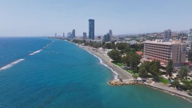 Kıbrıs 'ın Limasol kentinin hava temizliği, temiz suları, kumlu plajları, ağaç sıralı gezinti güvertelerini, yüksek binaları ve modern şehir mimarisini gösteriyor..