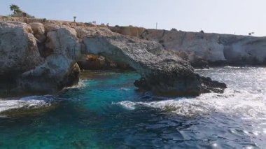 Kıbrıs Rum Kesimi 'nin Ayia Napa kentindeki Aşk Kemeri' nin hava temizliği, berrak mavi sular, hafif dalgalar ve kıyı şeridi boyunca uzanan uzak tatil beldeleri.