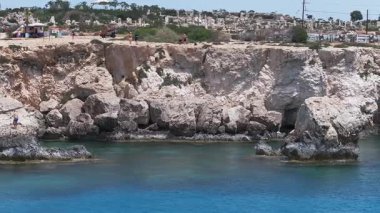 Kıbrıs 'ın Ayia Napa kentindeki kireçtaşı kayalıkları ve deniz mağaraları, turkuaz suların usulca hareket ettiği bir yer. Küçük bir yerleşim yeri ve turistik faaliyetler görülebilir.