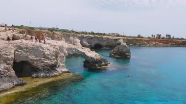 Kıbrıs Rum Kesimi 'nin Ayia Napa kentindeki Sevgi Kemeri kaya oluşumu, kireçtaşı uçurumları, deniz mağarası ve turkuaz suları üzerinde pürüzsüz bir hava temizliği..