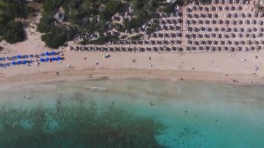 Kıbrıs Rum Kesimi 'nin Ayia Napa kentindeki havuz, yeşil alanlar, şemsiyeli kumlu plaj ve pürüzsüz hareketli kristal berrak suları gösteren bir tatil beldesi..